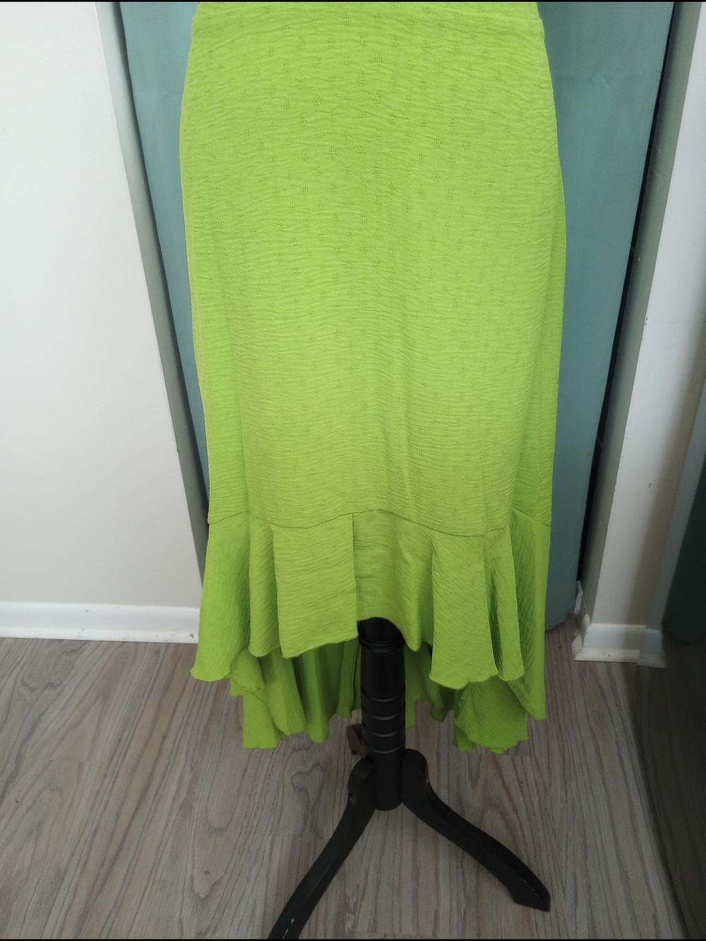 Attractive Vibrant Green V-neck💚 Dress!. - Picture 2 of 4